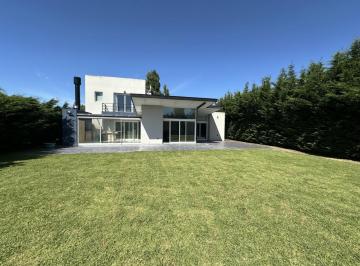Casa · 220m² · 4 Ambientes · 1 Cochera · Casa en Venta Arenas del Sur