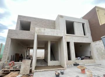 Casa · 180m² · 5 Ambientes · 2 Cocheras · Casa en Manantiales "Miradores 1" - 3 Dorm. 1 en Suite en Pb.