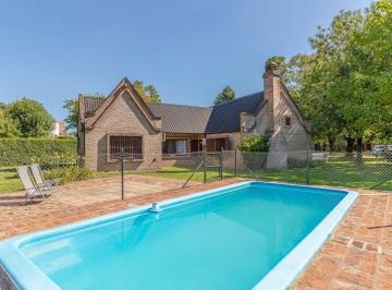 Casa de 4 ambientes, Luján · Hermosa Casa con Amplio Parque!