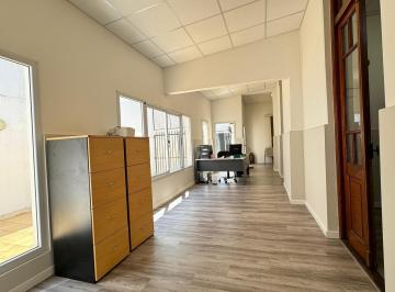 Casa · 103m² · 4 Ambientes · 4 Cocheras · Casa 4 Ambientes con Cochera, Patio y Parque. 1085 m² Construibles. Venta - San Martin