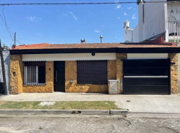 Casa · 141m² · 3 Ambientes · 2 Cocheras · Casa en Venta - 2 Dorm. 2 Baños - 206 m² - Tolosa