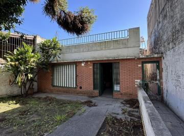 Casa · 70m² · 3 Ambientes · Venta Casa a Reciclar con Dos Dorm. en Tiro Suizo