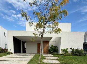 Casa · 220m² · 6 Ambientes · 2 Cocheras · Casa en Alquiler 4 Dorm. Al Lago