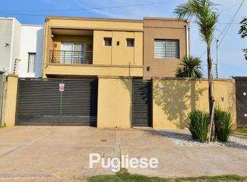 Casa · 240m² · 3 Ambientes · 2 Cocheras · Moderna Casa en Venta con Pileta y Quincho