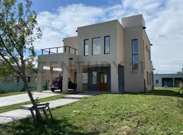 Casa · 210m² · 5 Ambientes · 3 Cocheras · Casa con Pileta en San Ramon