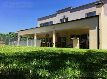 Casa · 245m² · 4 Dormitorios · 1 Cochera · Alquiler Anual. Semi - Amoblada.
