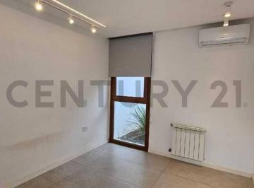 Casa · 110m² · 4 Ambientes · 2 Cocheras · Casa en Alquiler en City Bell