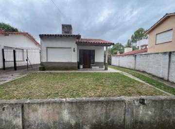 Casa · 3 Ambientes · Chalet Tres Ambientes con Parque y Cochera - Zona Residentes Permanentes