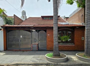 Casa · 233m² · 4 Ambientes · 2 Cocheras · Chalet en Venta en Villa Sarmiento