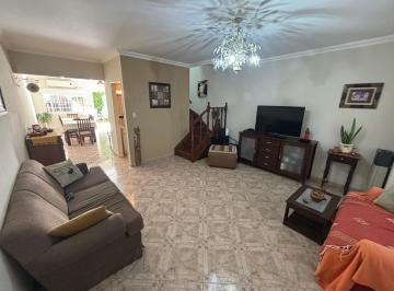 Casa de 4 ambientes, Morón · Tríplex 4 Ambientes - Excelente Estado, Apto Crédito, Cochera Cubierta - Morón Centro