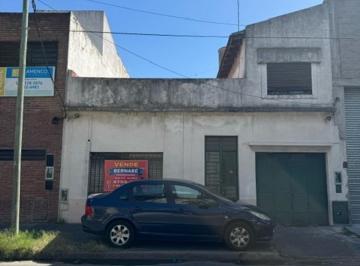 Casa · 140m² · 3 Ambientes · 1 Cochera · Casa en Alquiler de 3 Amb con Fondo y Depend de Servicio
