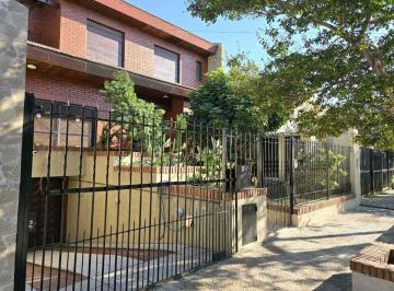 Casa · 280m² · 3 Ambientes · 2 Cocheras · Venta/per Casa 5 Amb Quincho Jardin Cochera Pileta