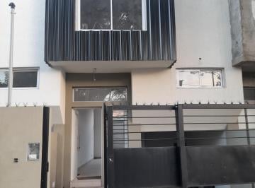 Casa de 3 ambientes, Morón · Venta: Duplex Tres Ambientes. Castelar Norte.