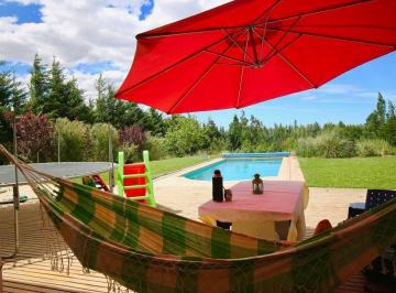 Quinta vacacional · 150m² · 1 Dormitorio · 6 Cocheras · Amplio Lote con Quincho y Pileta