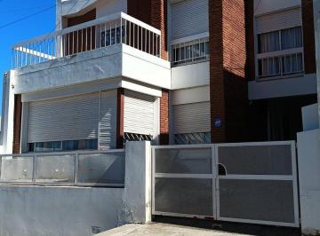 Casa · 215m² · 10 Ambientes · 1 Cochera · Casa Viamonte