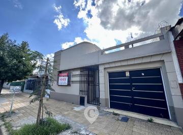 Casa · 171m² · 4 Ambientes · 1 Cochera · Casa en Venta de 4 Dorm.. Cochera. Patio con Quincho y Parrilla. Centro Zárate