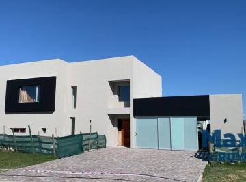 Casa · 230m² · 5 Ambientes · 2 Cocheras · Casa a Estrenar con Fondo a Laguna, Sebastian Gaboto