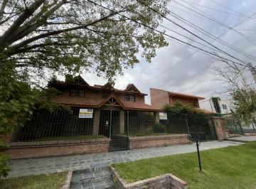 Casa de 10 ambientes, Neuquén · Alquiler: Casa Nivel Gerencial en Santa Genoveva