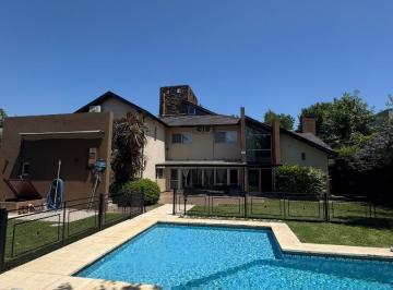 Casa · 320m² · 5 Ambientes · 4 Cocheras · Impecable Casa