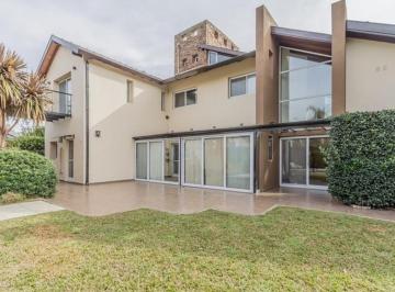 Casa · 320m² · 5 Ambientes · 4 Cocheras · Impecable Casa