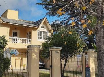 Casa · 150m² · 4 Ambientes · 1 Cochera · Casa en Venta - 3 Dorm. 3 Baños - Cochera - 600 m² - Manuel B. Gonnet