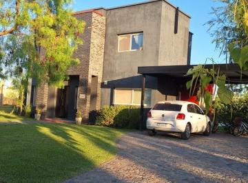 Casa · 200m² · 5 Ambientes · 2 Cocheras · Casa en Canton Norte Sobre Lote Interno en Alquiler Anual con Muebles
