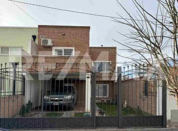 Casa · 233m² · 5 Ambientes · 1 Cochera · Vendo Casa 3 Dorm. B° Las Viñas Cipolletti