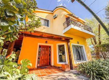 Casa · 144m² · 6 Ambientes · 2 Cocheras · Casa en Venta 3 Dorm. Sobre Lote de 1600 m² en Funes