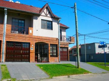 Casa · 142m² · 4 Ambientes · 1 Cochera · Venta Triplex en Tapiales Excelente Estado