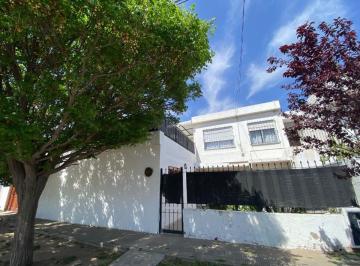 Casa · 182m² · 4 Ambientes · 1 Cochera · Casa Duplex 3 Dorm. - Plumerillo 452