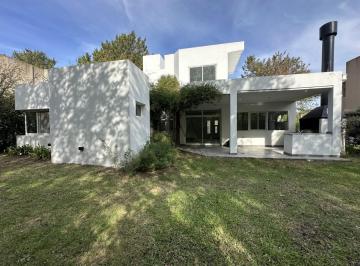 Casa · 230m² · 6 Ambientes · 2 Cocheras · Alquiler Rumenco