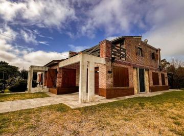 Casa · 130m² · 8 Ambientes · 2 Cocheras · Venta Casa Barrio Los Acantilados Lote de 1518 m²