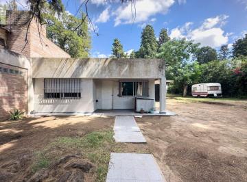 Casa · 72m² · 3 Ambientes · 1 Cochera · Venta de Casa a Refaccionar con 500 m de Terreno