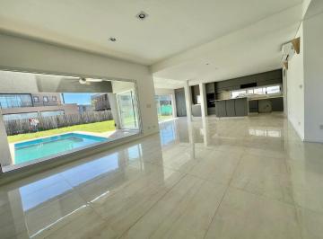 Casa · 240m² · 5 Ambientes · 2 Cocheras · Casa en Venta - 4 Dorm. 4 Baños - Cochera - 500 m² - Pilar