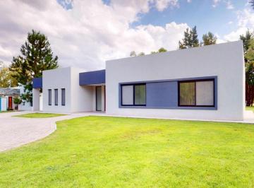 Casa · 200m² · 5 Ambientes · 2 Cocheras · Casa en Venta - 4 Dorm. 3 Baños - Cochera - 1.480 m² - La Plata
