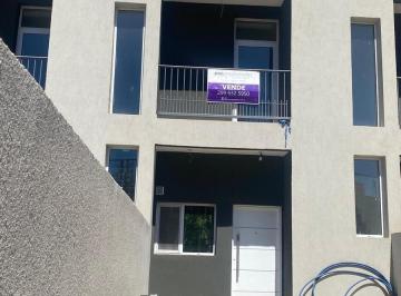 Casa · 81m² · 3 Ambientes · 2 Cocheras · Venta Dpx. a Estrenar 2 Dor.