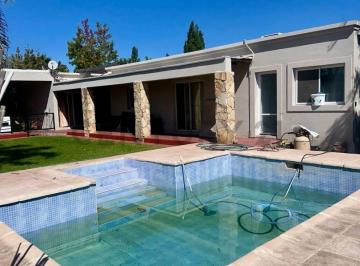 Casa · 260m² · 5 Ambientes · 2 Cocheras · Venta Hermosa Casa en Barrio Solares de Maipu