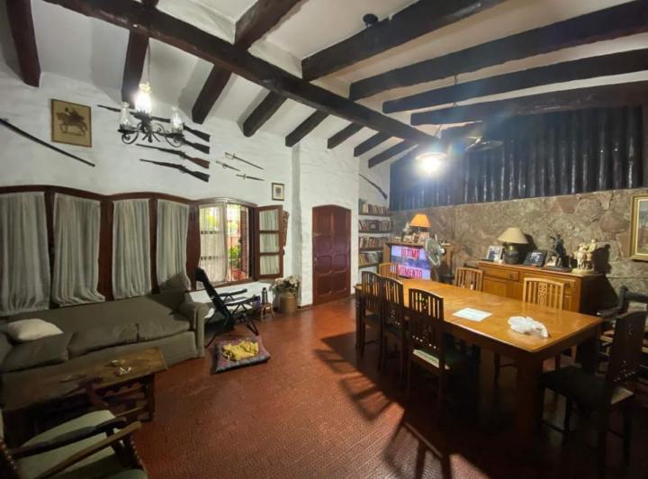 Casa · 210m² · 7 Ambientes