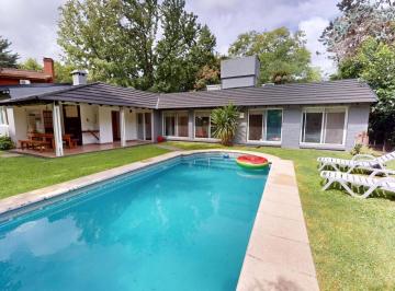Pileta · Venta Casa 5 Ambientes con Pileta en San Carlos Country Club