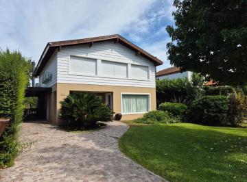 Casa · 180m² · 5 Ambientes · 3 Cocheras · Casa en Venta en Nautico Escobar