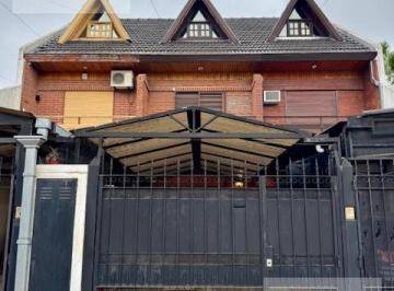 PH · 84m² · 4 Ambientes · 1 Cochera · Triplex de Cuatro Ambientes con Patio y Terraza en Lomas del Mirador!