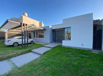 Casa · 158m² · 6 Ambientes · 2 Cocheras · Venta - Casa de Dos Dorm. con Parrillero, Jardín y Pileta en Cantegrill, Funes