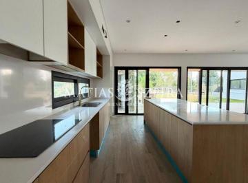 Casa · 241m² · 6 Ambientes · Casa 6 Ambientes. | Colectora Norte Acceso Oeste Km 47