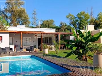 Casa · 120m² · 4 Ambientes · 1 Cochera · Casa en Venta Barrio Semi Cerrado en Loma Verde.