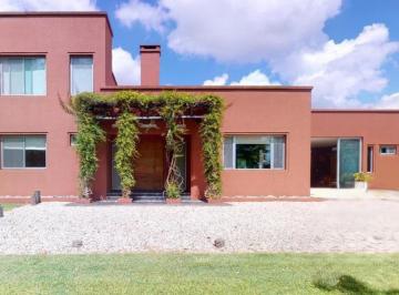 Casa · 287m² · 6 Ambientes · 2 Cocheras · Casa en Venta - 3 Dorm. 4 Baños - Cochera - 3.650 m² - La Plata
