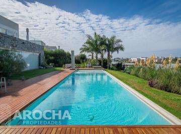 Casa · 700m² · 5 Ambientes · 4 Cocheras · Casa en Alquiler Doble Lote a La Laguna
