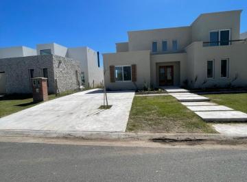 Casa · 270m² · 4 Ambientes · Casa Barrio Santa Ana a La Laguna Venta 3 Dorms