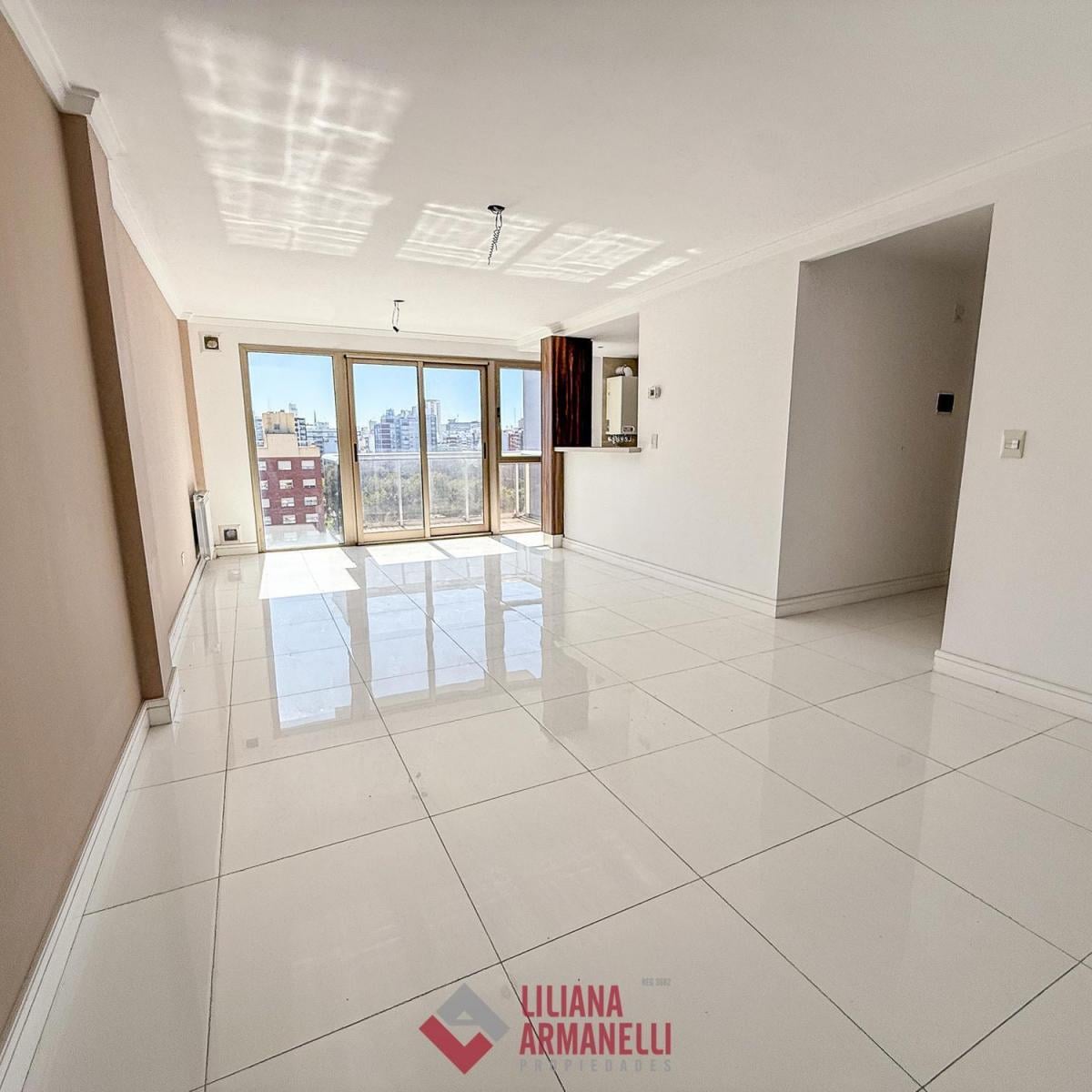 Semipiso de 3 ambientes a estrenar. Amplio living comedor a la calle.