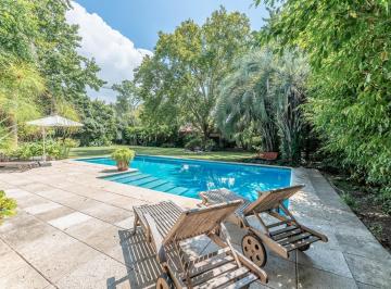 Casa · 420m² · 9 Ambientes · 4 Cocheras · Casa en Venta de Tipología Una Planta E Implantada en Lote de 2096 m². Beccar, San Isidro. Pileta. Q