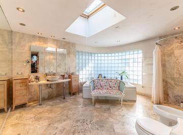 Casa · 420m² · 9 Ambientes · 4 Cocheras · Casa en Venta de Tipología Una Planta E Implantada en Lote de 2096 m². Beccar, San Isidro. Pileta. Q